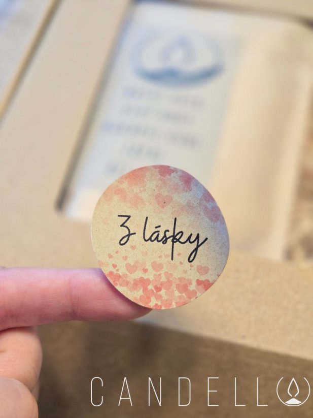 Samolepka na dárkový set - Text: Z lásky